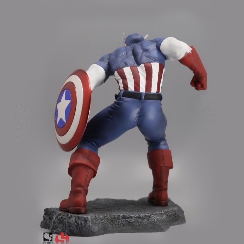 Cinéma - Statue de Captain America - Soldat Super héros tenant son